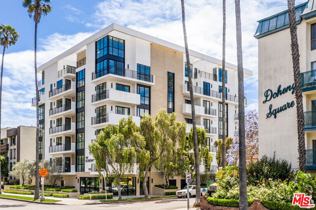 105 S Doheny Dr-Unit -204 in Los Angeles, CA - Building Photo