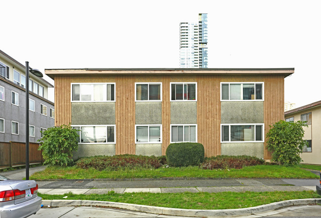 6659 Dow Ave in Burnaby, BC - Building Photo - Building Photo