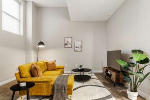 205 W 4th St in Cincinnati, OH - Building Photo