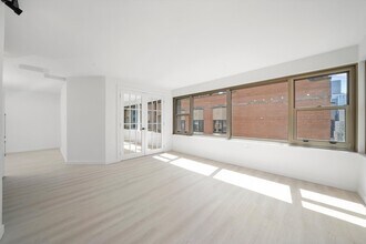 247 E Chestnut St, Unit 2004 in Chicago, IL - Building Photo - Building Photo