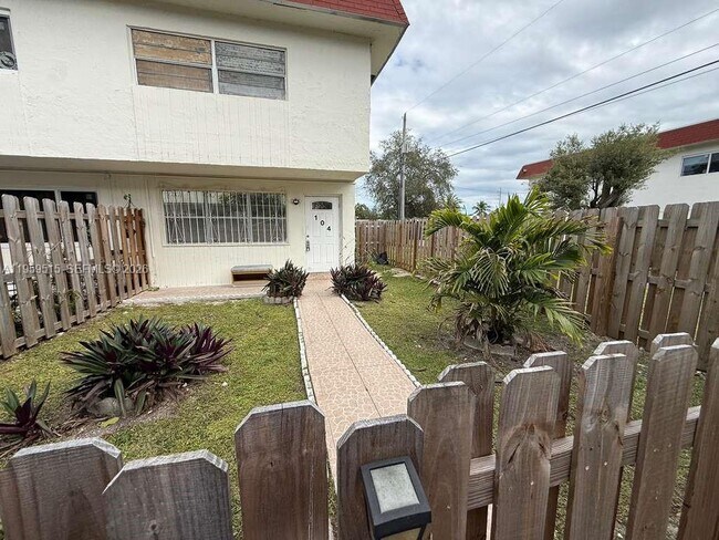 1520 NE 151st St in Miami, FL - Building Photo - Building Photo