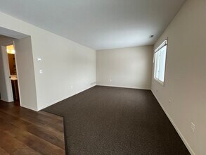 611 E Burnsville Pkwy in Burnsville, MN - Building Photo - Building Photo