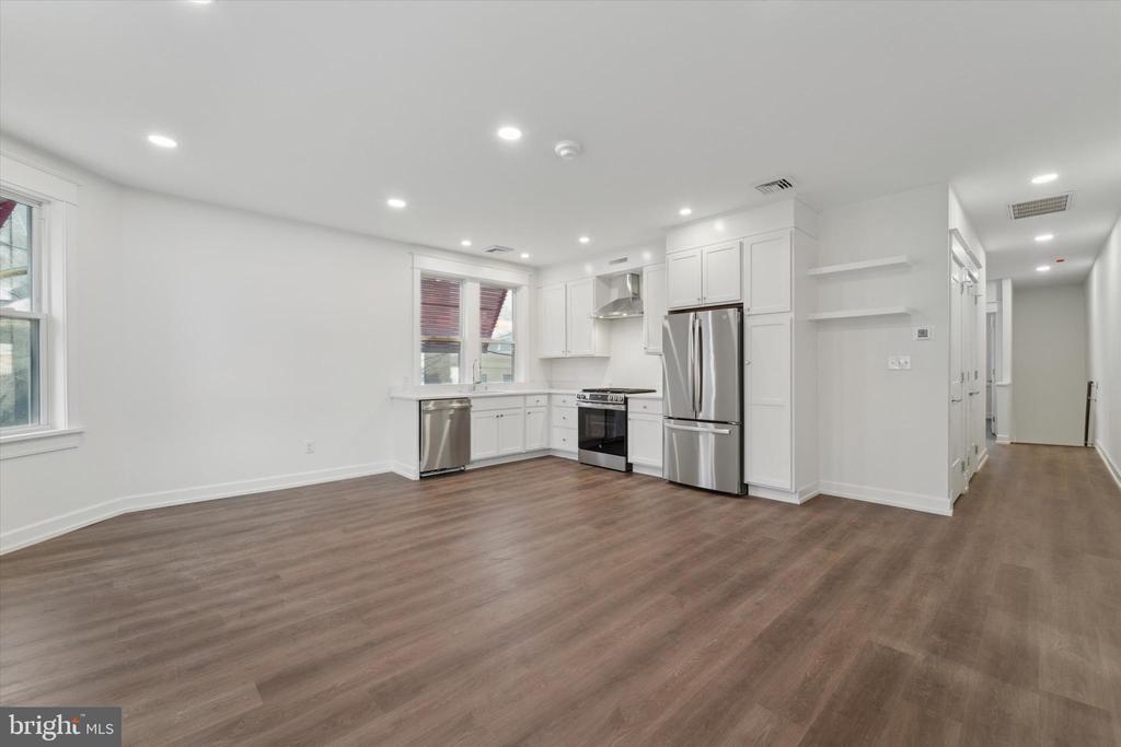 1049 W Lancaster Ave in Bryn Mawr, PA - Building Photo
