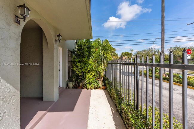 10796 N Kendall Dr in Miami, FL - Building Photo - Building Photo