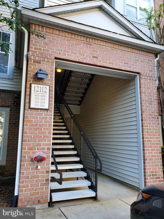 12112 Garden Grove Cir in Fairfax, VA - Foto de edificio - Building Photo
