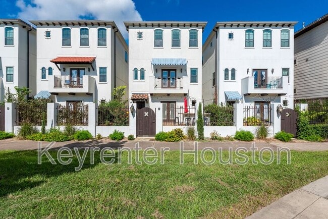 property at 905 W 22nd St