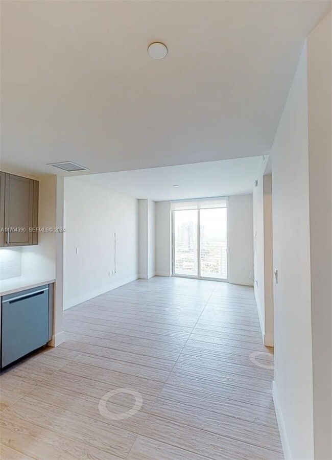 215 N New River Dr E in Fort Lauderdale, FL - Foto de edificio - Building Photo