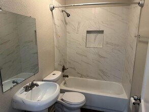 704 15th Ave N-Unit -1 in Texas City, TX - Building Photo - Building Photo