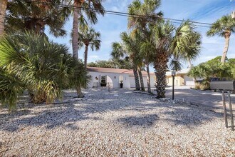 726 Birdsong Ln in Siesta Key, FL - Foto de edificio - Building Photo