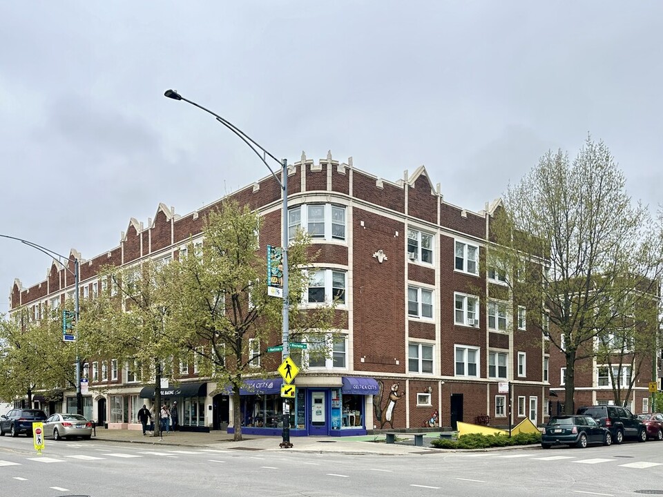 1946 W Montrose Ave in Chicago, IL - Building Photo