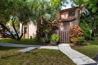 575 W Park Dr in Miami, FL - Building Photo - Building Photo