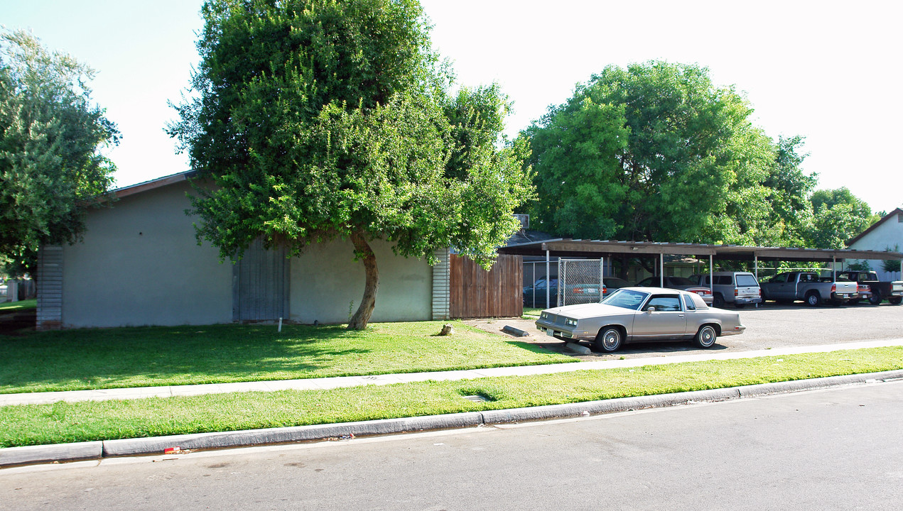 4805 E Washington Ave in Fresno, CA - Building Photo