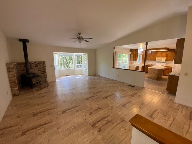 15076 Fay Rd in Grass Valley, CA - Foto de edificio - Building Photo