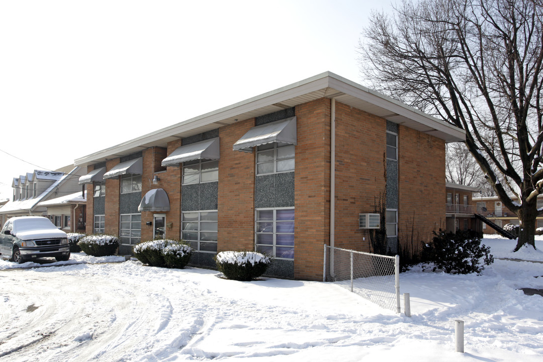 1908 Crums Ln in Louisville, KY - Building Photo