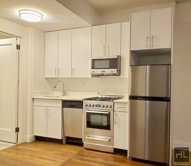 East 65th Street | Pet-Friendly Lenox Hill in New York, NY - Building Photo - Building Photo
