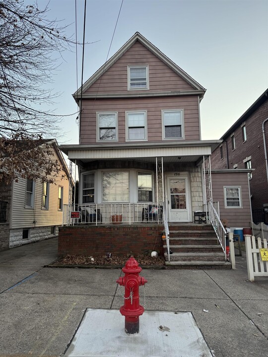 196 W 52nd St in Bayonne, NJ - Building Photo