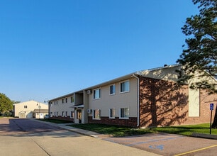 Oakwood Apartments & Townhomes in Vermillion, SD - Building Photo - Building Photo