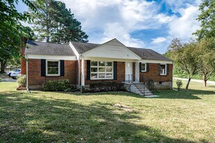 202 Jackson Heights Rd in Columbia, TN - Building Photo
