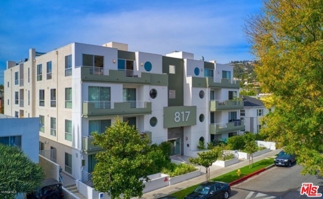 817 N Alfred St in Los Angeles, CA - Building Photo - Building Photo