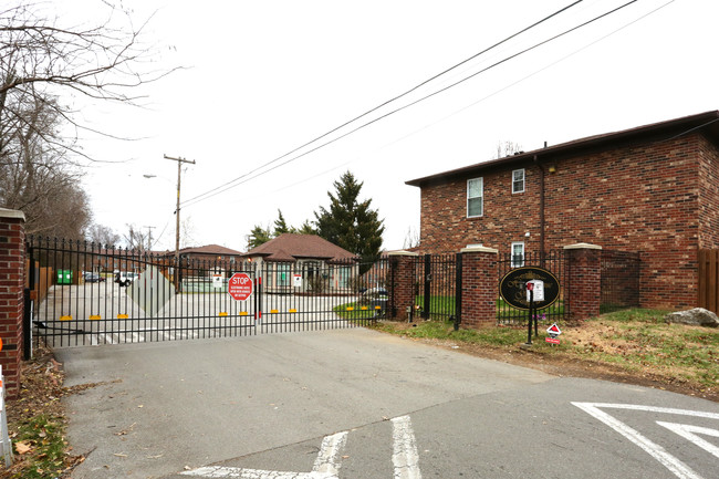 Belleau Wood Apartments in Louisville, KY - Foto de edificio - Building Photo