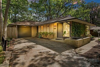 2401 Hyde Park Ave in Waukegan, IL - Building Photo - Building Photo