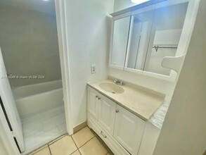 636 NW 114th Ave, Unit 204 in Miami, FL - Building Photo - Building Photo