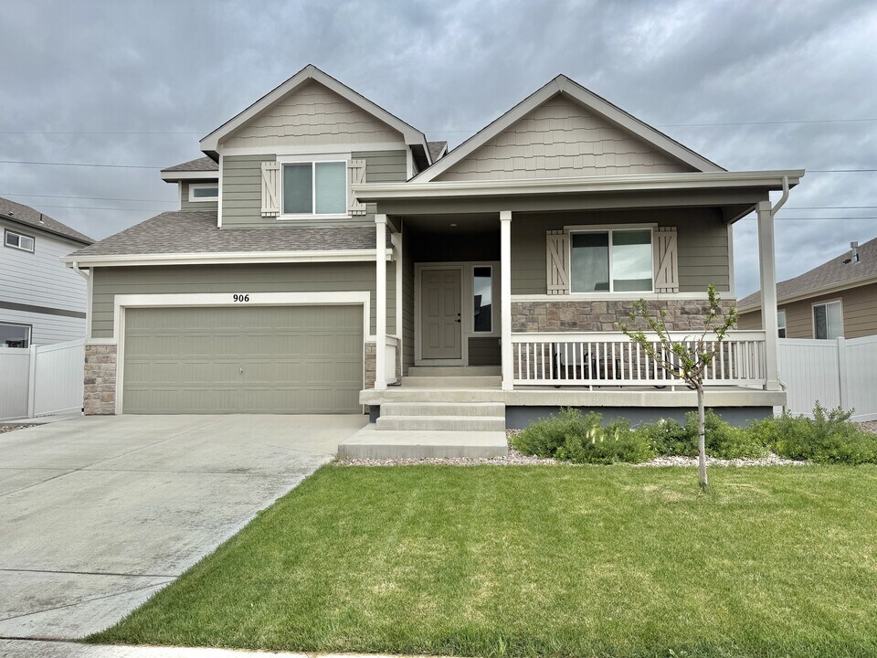 906 Ashbrook Dr in Windsor, CO - Building Photo