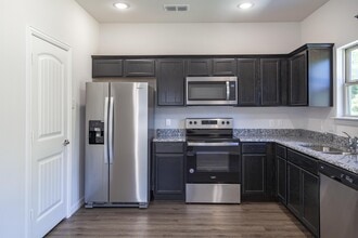702 N Wofford St in Athens, TX - Foto de edificio - Building Photo
