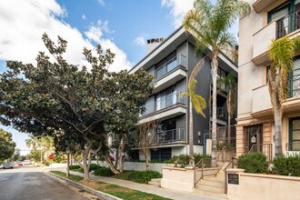 1120 Granville Ave in Los Angeles, CA - Building Photo - Building Photo