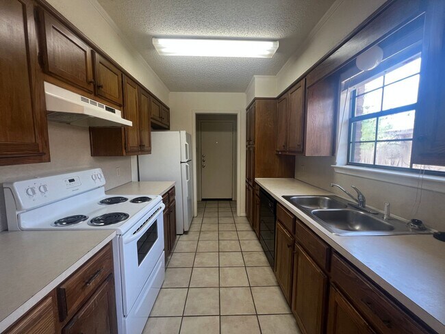 9223 Regal Dr in Woodway, TX - Building Photo - Building Photo