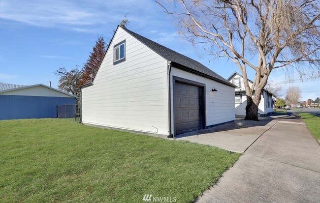 1102 6th Ave SW, Unit B in Puyallup, WA - Foto de edificio - Building Photo