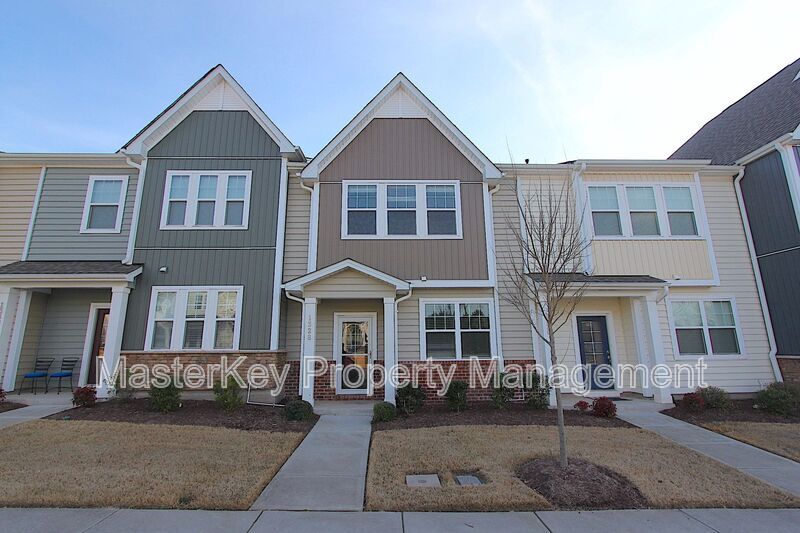 1328 Farm Pond Trail in Durham, NC - Building Photo