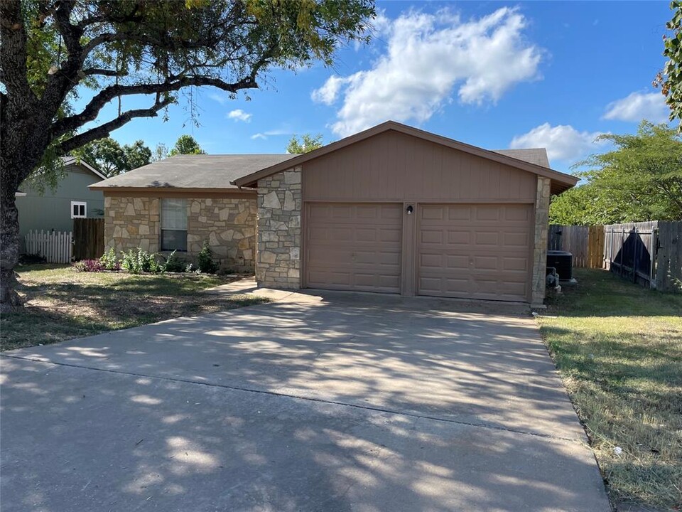 907 Canterfield Ln in Cedar Park, TX - Foto de edificio