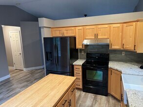 1143 Grouse Dr in Redding, CA - Building Photo - Building Photo