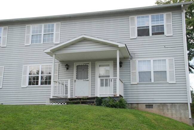 175 Deer Ridge Trail, Unit Apt D in Tazewell, VA - Foto de edificio - Building Photo