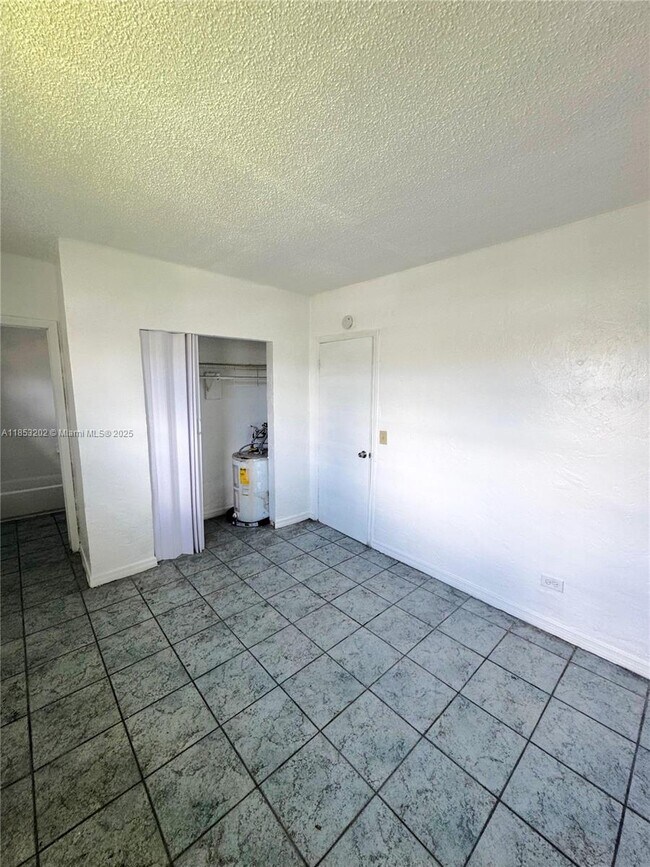 840 NW 70th St in Miami, FL - Foto de edificio - Building Photo