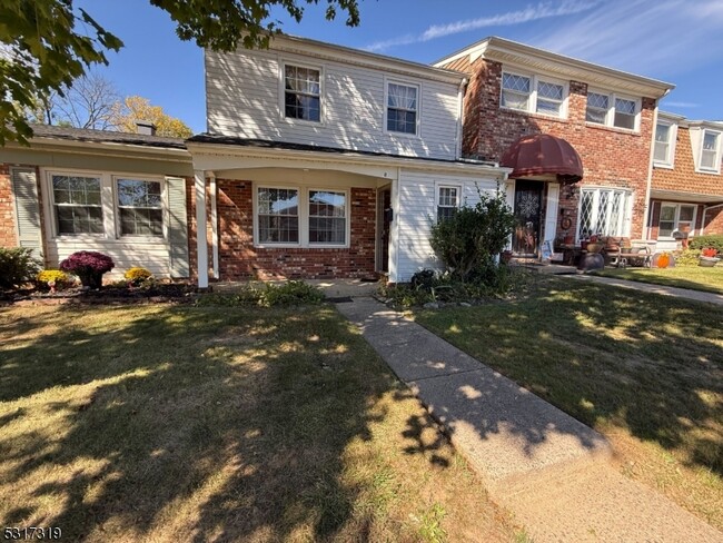 8 Fireside Ct in Willingboro, NJ - Foto de edificio - Building Photo