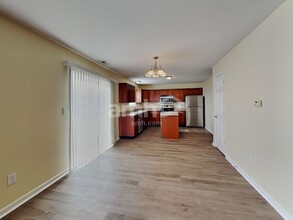7674 Pipestone Dr in Indianapolis, IN - Foto de edificio - Building Photo