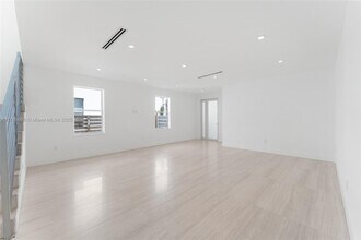 1352 SW 22nd Ter in Miami, FL - Building Photo - Building Photo