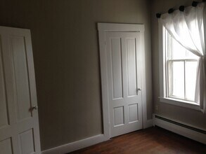 69 Franklin St, Unit 3 Bedroom Downtown in Bristol, RI - Building Photo - Building Photo