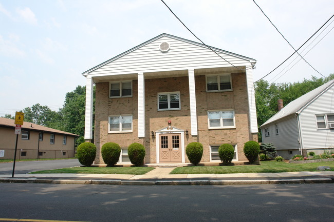 323 W Clay Ave in Roselle Park, NJ - Building Photo - Building Photo