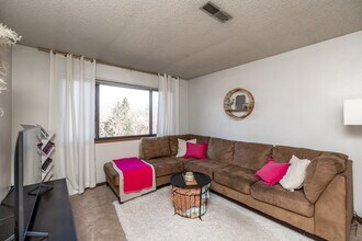 Newton Pointe Apartments in Iowa City, IA - Foto de edificio - Interior Photo