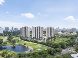 20335 W Country Club Dr in Aventura, FL - Building Photo