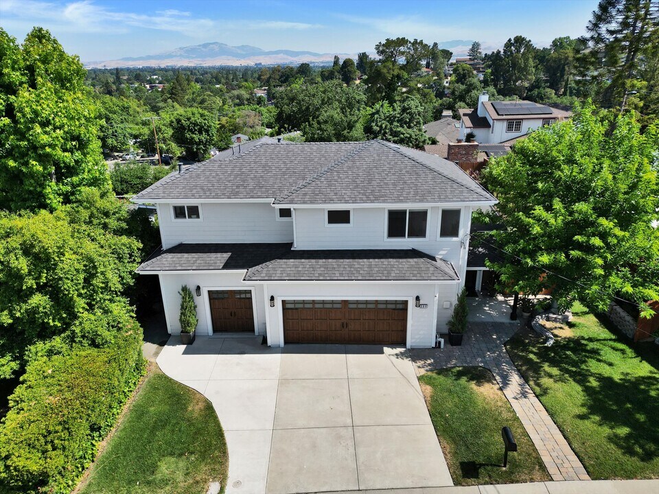 588 E Angela St in Pleasanton, CA - Building Photo