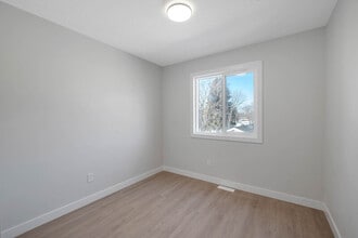 6166 Stinson Way NW in Edmonton, AB - Building Photo - Building Photo