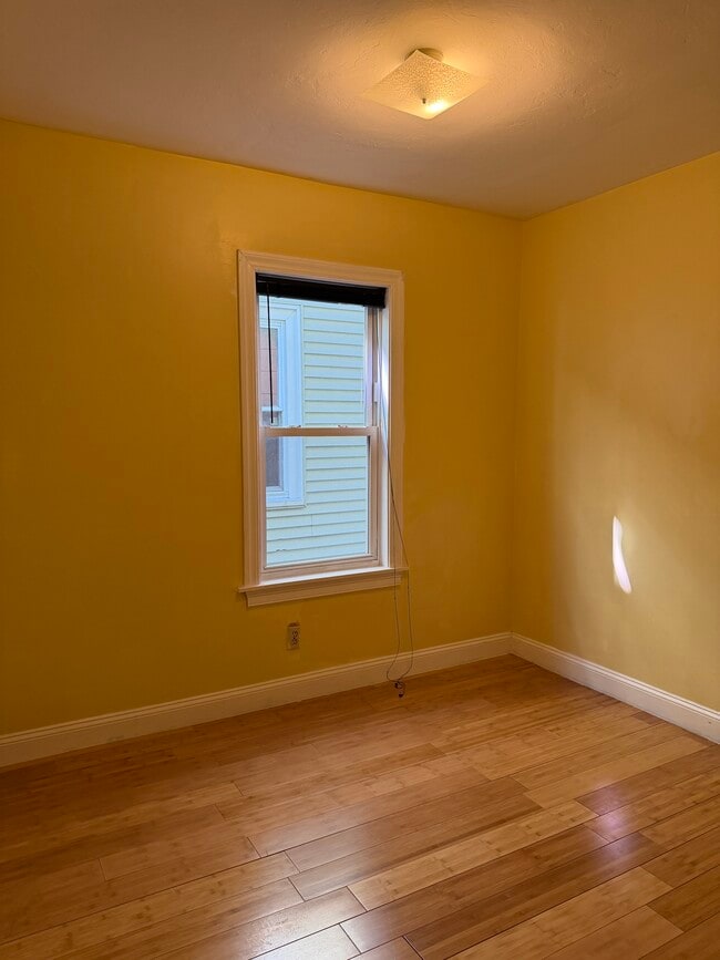 111 Florida St, Unit 2 in Boston, MA - Foto de edificio - Building Photo