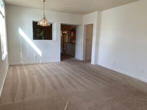 563 Quindell Way in Brentwood, CA - Building Photo - Building Photo