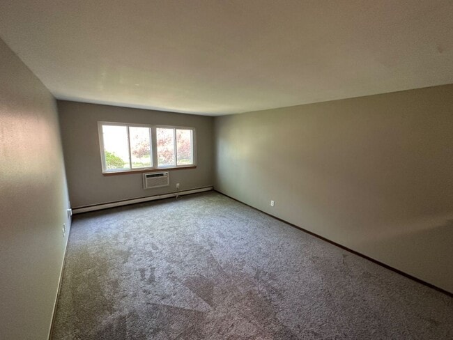 5700 W Wahner Ave in Brown Deer, WI - Foto de edificio - Building Photo