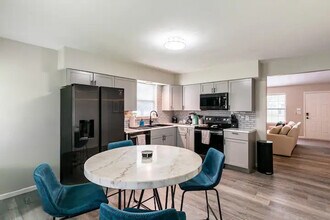 929 Cool Valley Dr in Belleville, IL - Building Photo - Building Photo