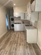 7412 Balboa Blvd in Van Nuys, CA - Building Photo - Building Photo